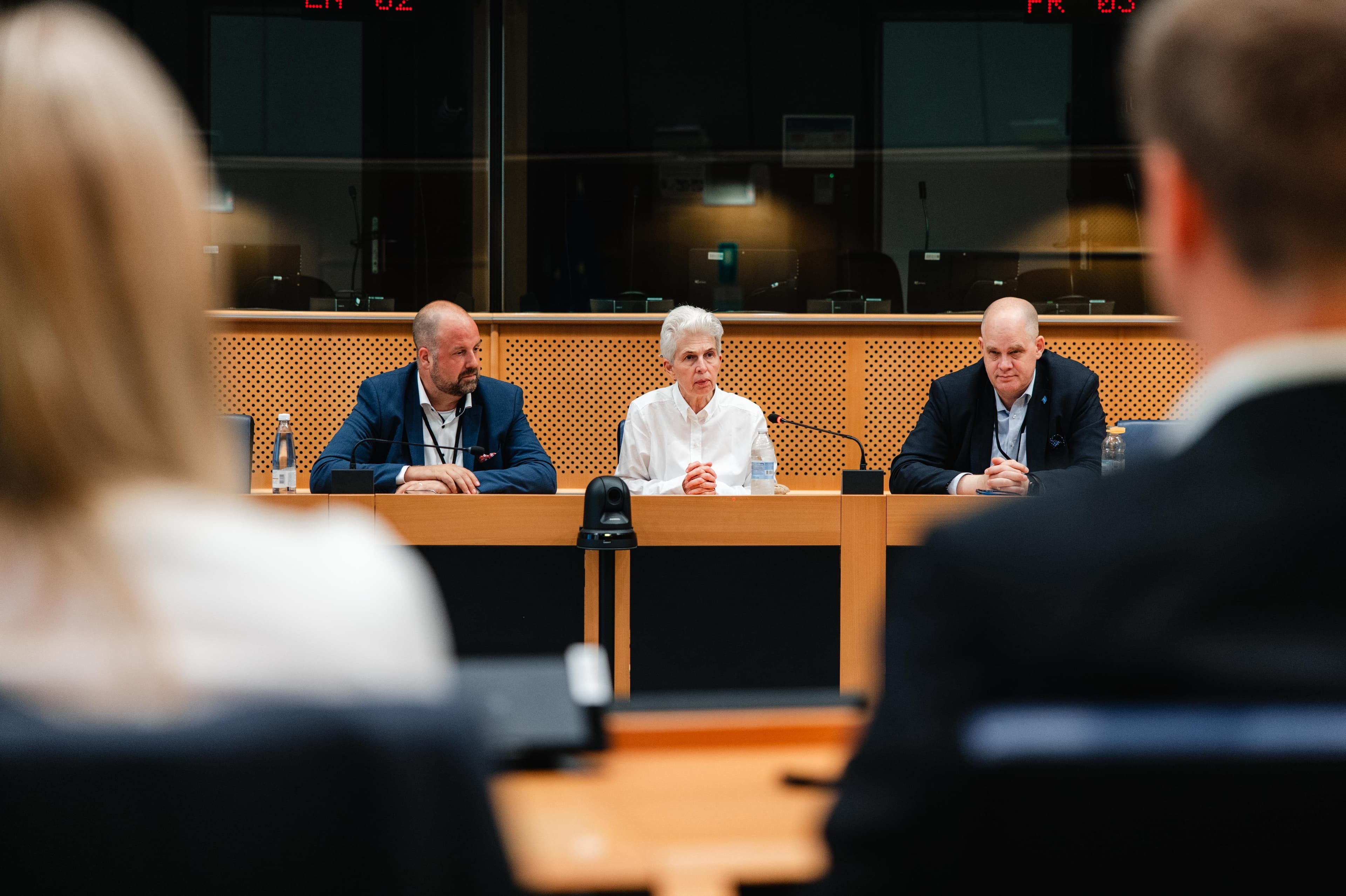 Marie Agnes Strack-Zimmermann in der Bildmitte, rechts Prof. Dr. Jörg Müller-Lietzkow (Sprecher des cnetz) und Thomas Schauf (Stellv. Sprecher)